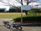 球場前の広場にて - 何気なく止めてある自転車が気に入りました。